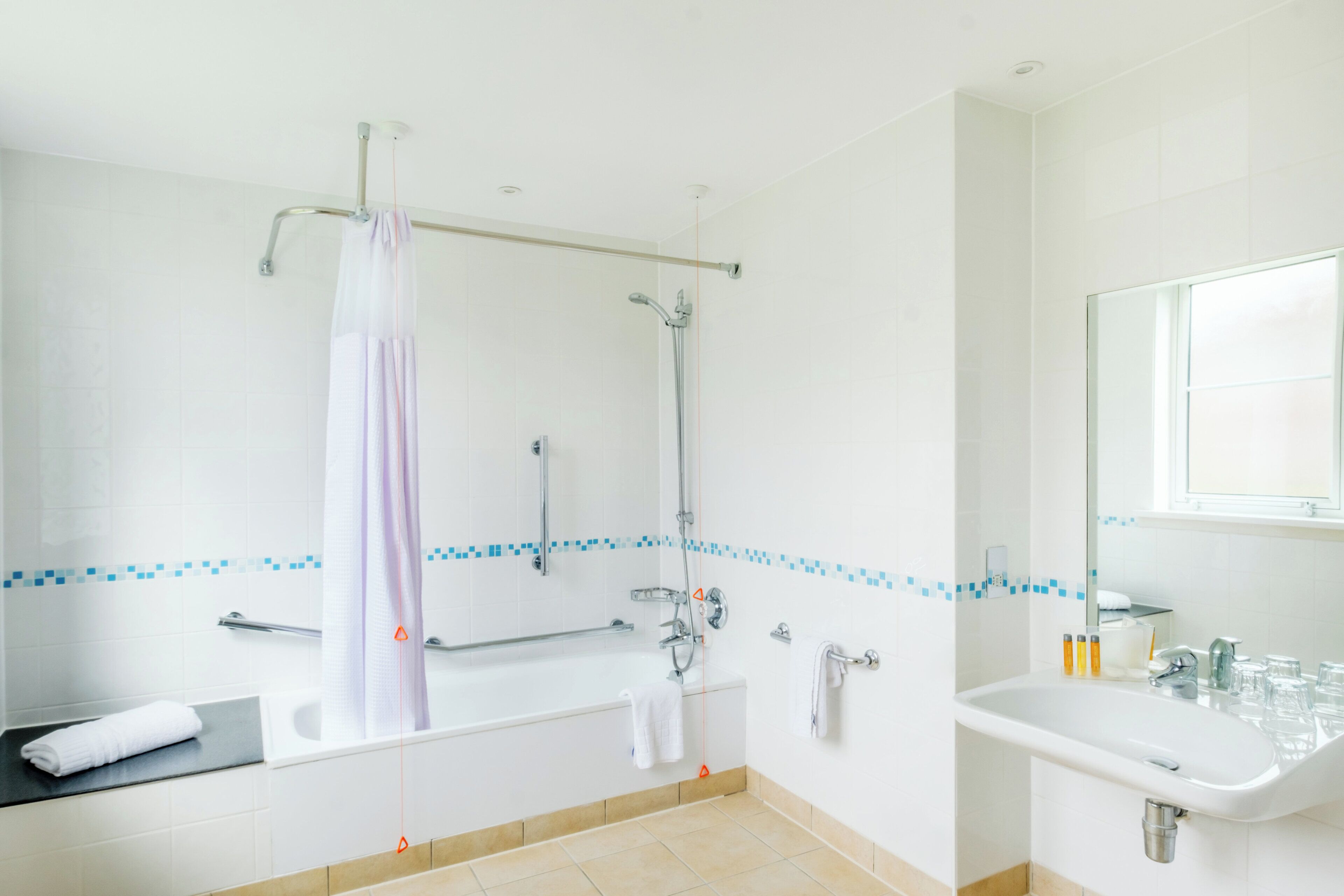 Un baño moderno con bañera, ducha y lavamanos.