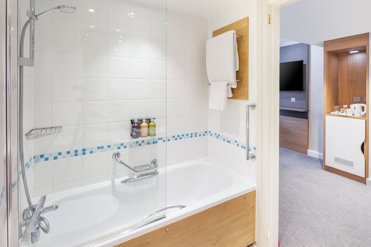 standard room | bathroom | combined shower/bathtub, eco-friendly toiletries, hair dryer, towels