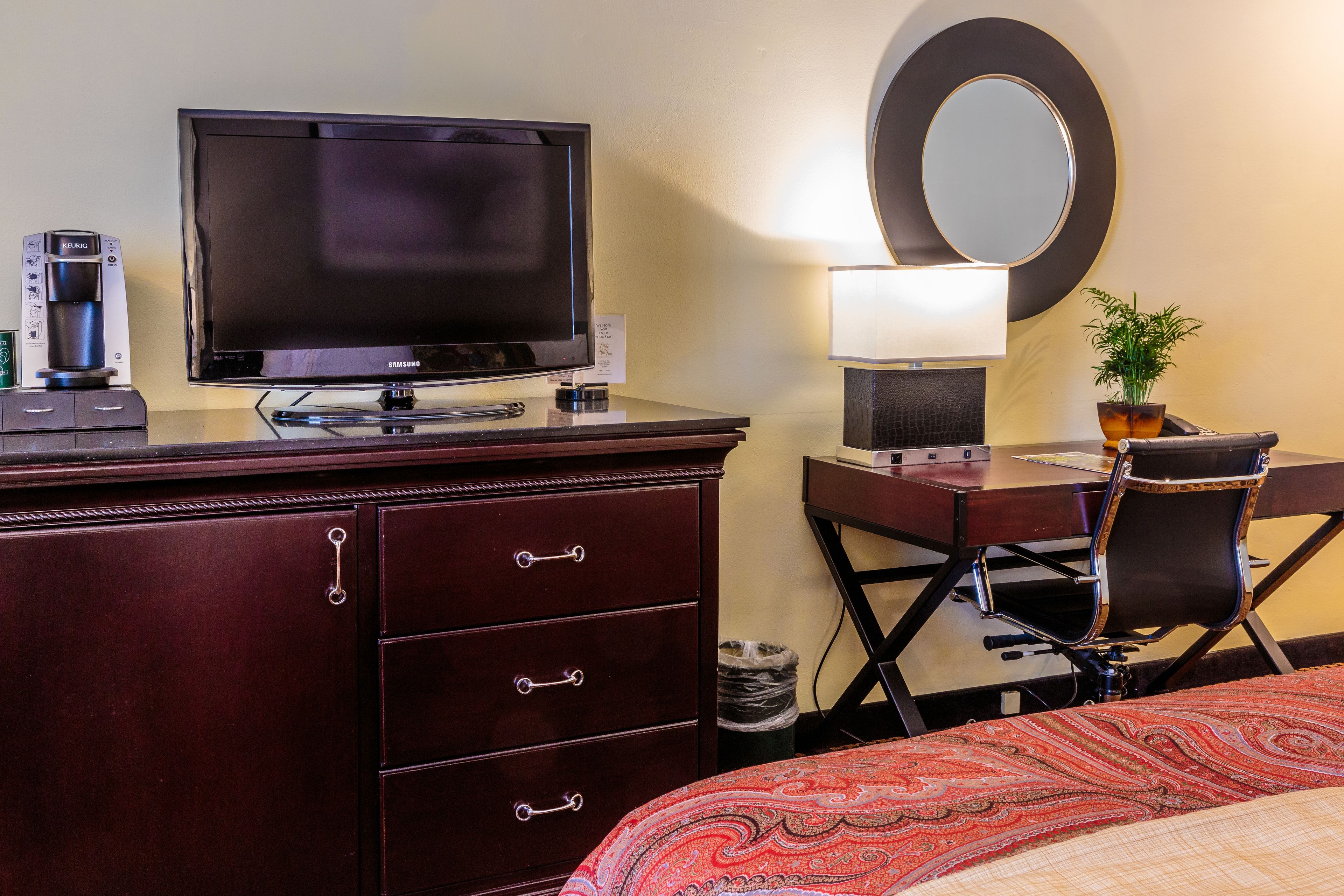 standard room, 1 king bed | premium bedding, in-room safe, desk, iron/ironing board