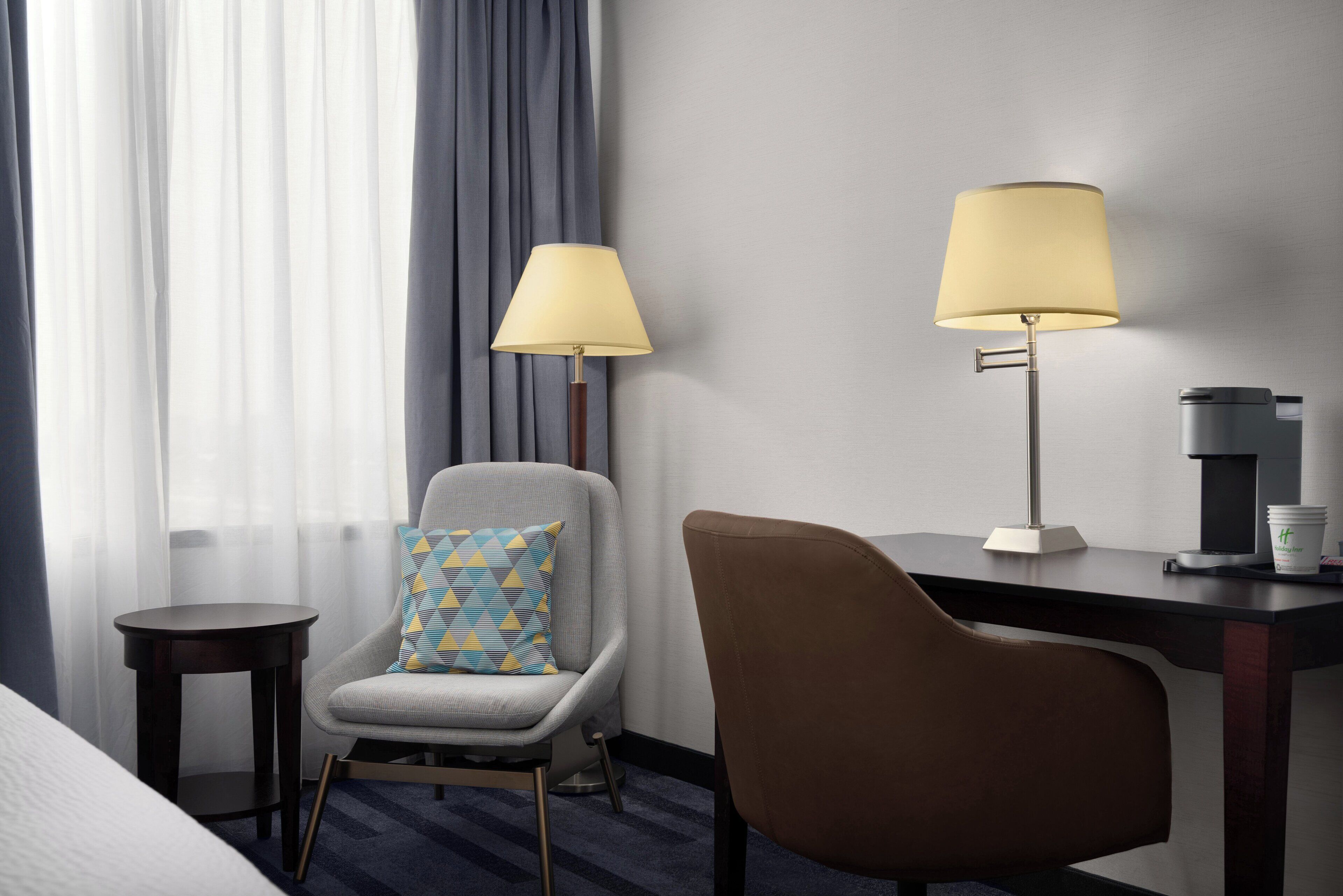 Zimmersafe, Schreibtisch, Bügeleisen/Bügelbrett, kostenlose Babybetten