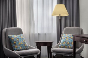 セーフティボックス (室内)、デスク、アイロン / アイロン台、ベビーベッド (無料)