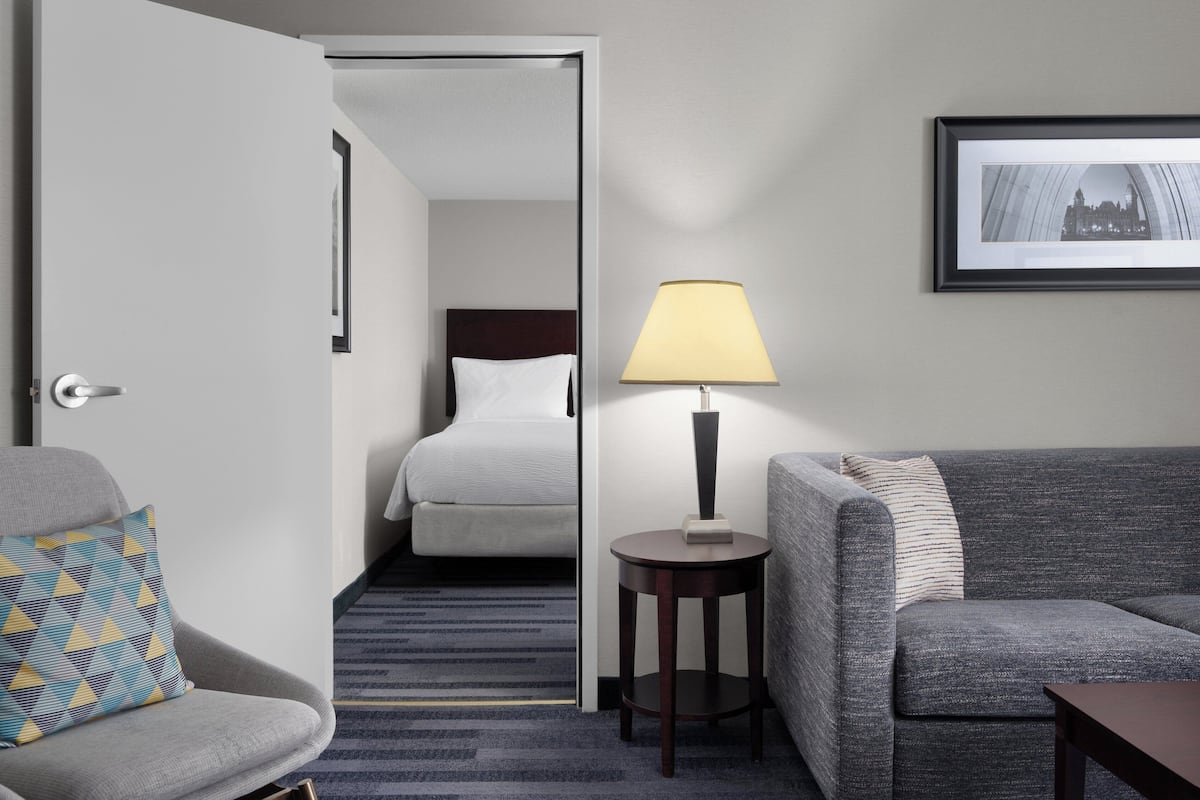 Coffre-fort, bureau, fer et planche à repasser, lit de bébé (gratuit)