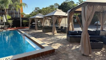 Piscina externa, guarda-sóis, espreguiçadeiras