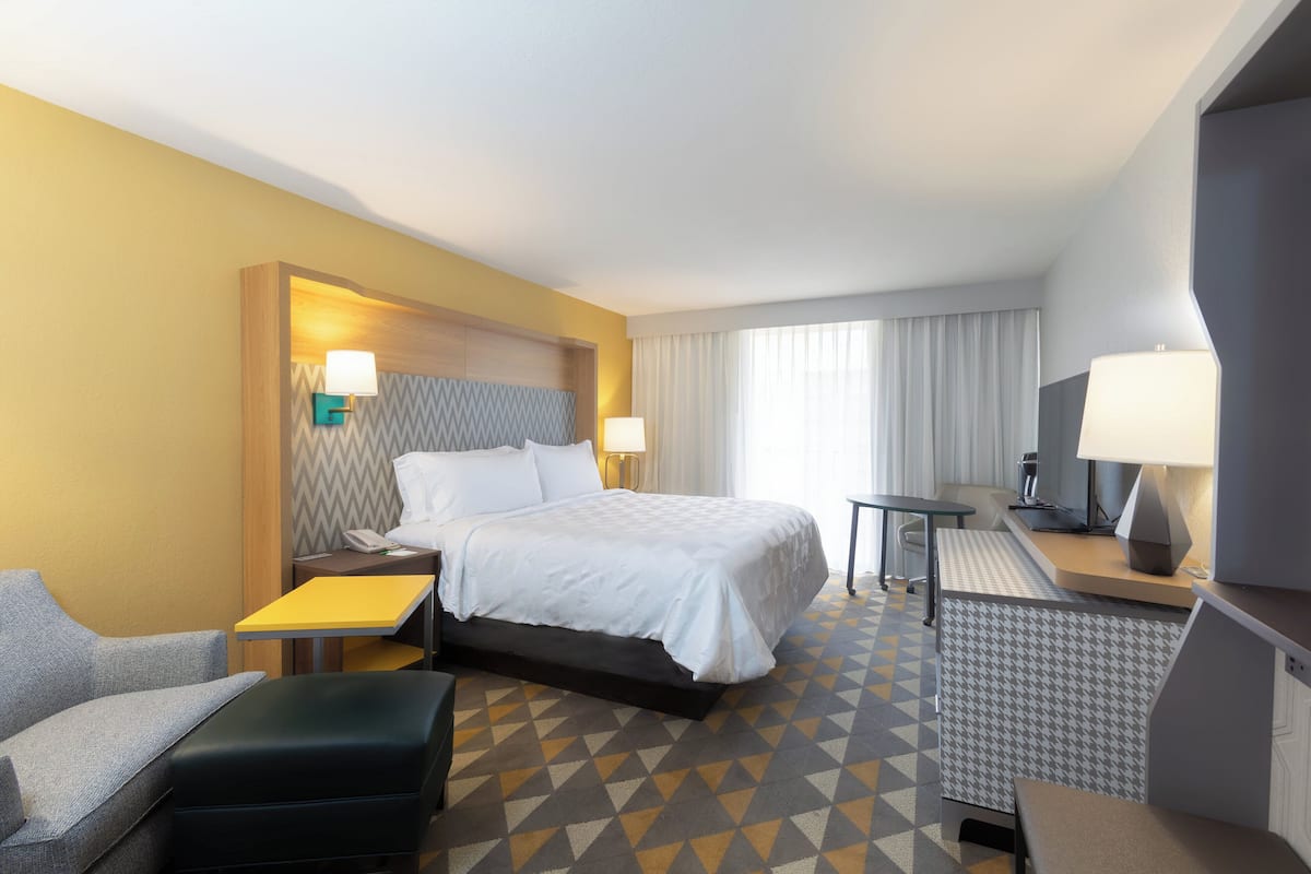 Pillowtop beds, in-room safe, desk, blackout drapes