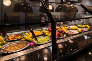 Se ofrece un desayuno bufé (17 USD por persona)