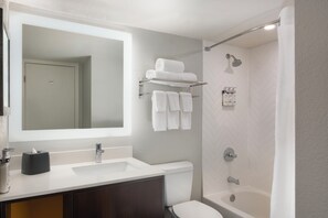 Standaard kamer, 1 kingsize bed met slaapbank | Badkamer |  milieuvriendelijk toiletgerief, een haardroger, handdoeken, zeep