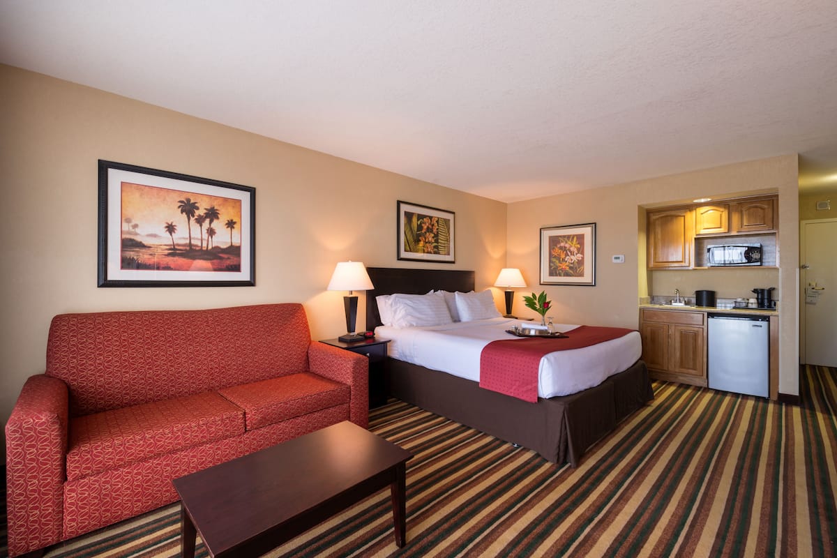 Pillowtop beds, in-room safe, desk, blackout drapes