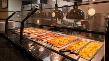 Desayuno buffet (USD 17 por persona)