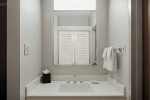 Ducha y bañera combinadas y artículos de higiene personal gratuitos