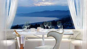 Breakfast, lunch, dinner served; sea views 