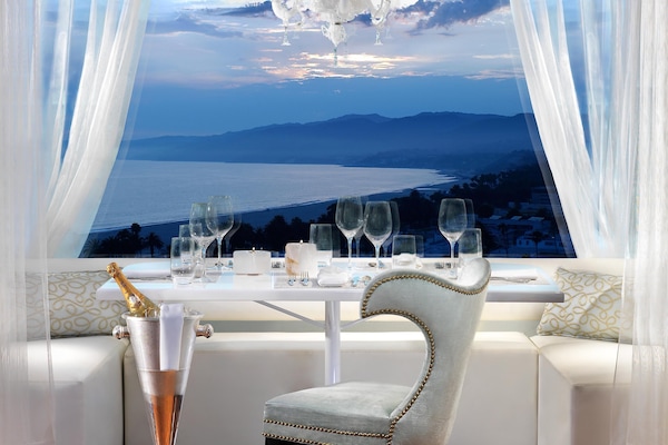 Breakfast, lunch, dinner served; Californian cuisine, sea views
