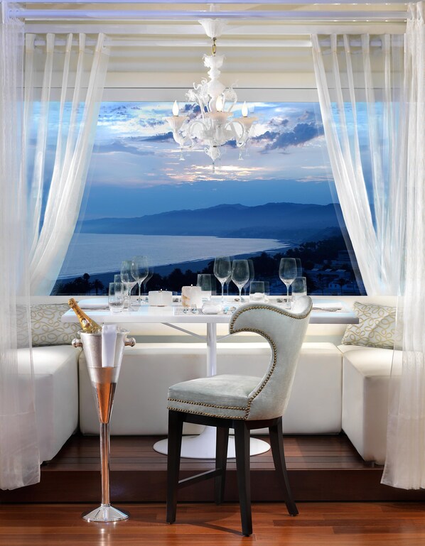 Breakfast, lunch, dinner served; Californian cuisine, ocean views 