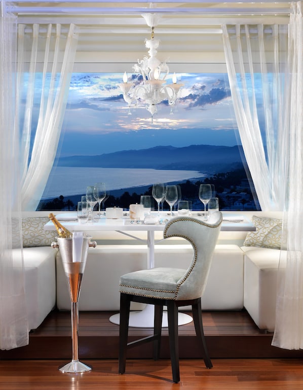 Breakfast, lunch, dinner served; Californian cuisine, ocean views 