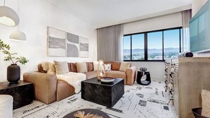 Malibu Suite | Oppholdsområde | En 60-tommers LCD-TV med digitale kanaler samt TV