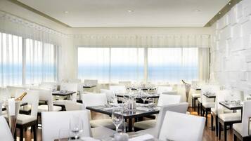Breakfast, lunch, dinner served; Californian cuisine, ocean views