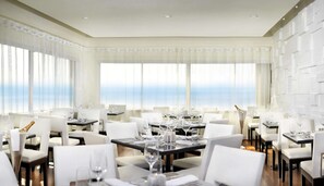Breakfast, lunch, dinner served; Californian cuisine, sea views 