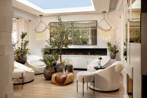 Breakfast, lunch, dinner served; Californian cuisine, ocean views 