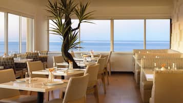 Breakfast, lunch, dinner served; Californian cuisine, ocean views