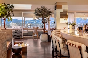 Breakfast, lunch, dinner and brunch served - The Huntley Hotel (Santa Monica)