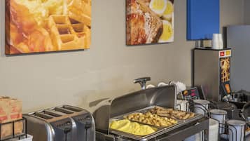 بوفيه فطور مجانًا يوميًا