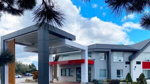 A modern building with a covered entrance, a brick facade, and a red awning. - Comfort Inn Kenora (Kenora)