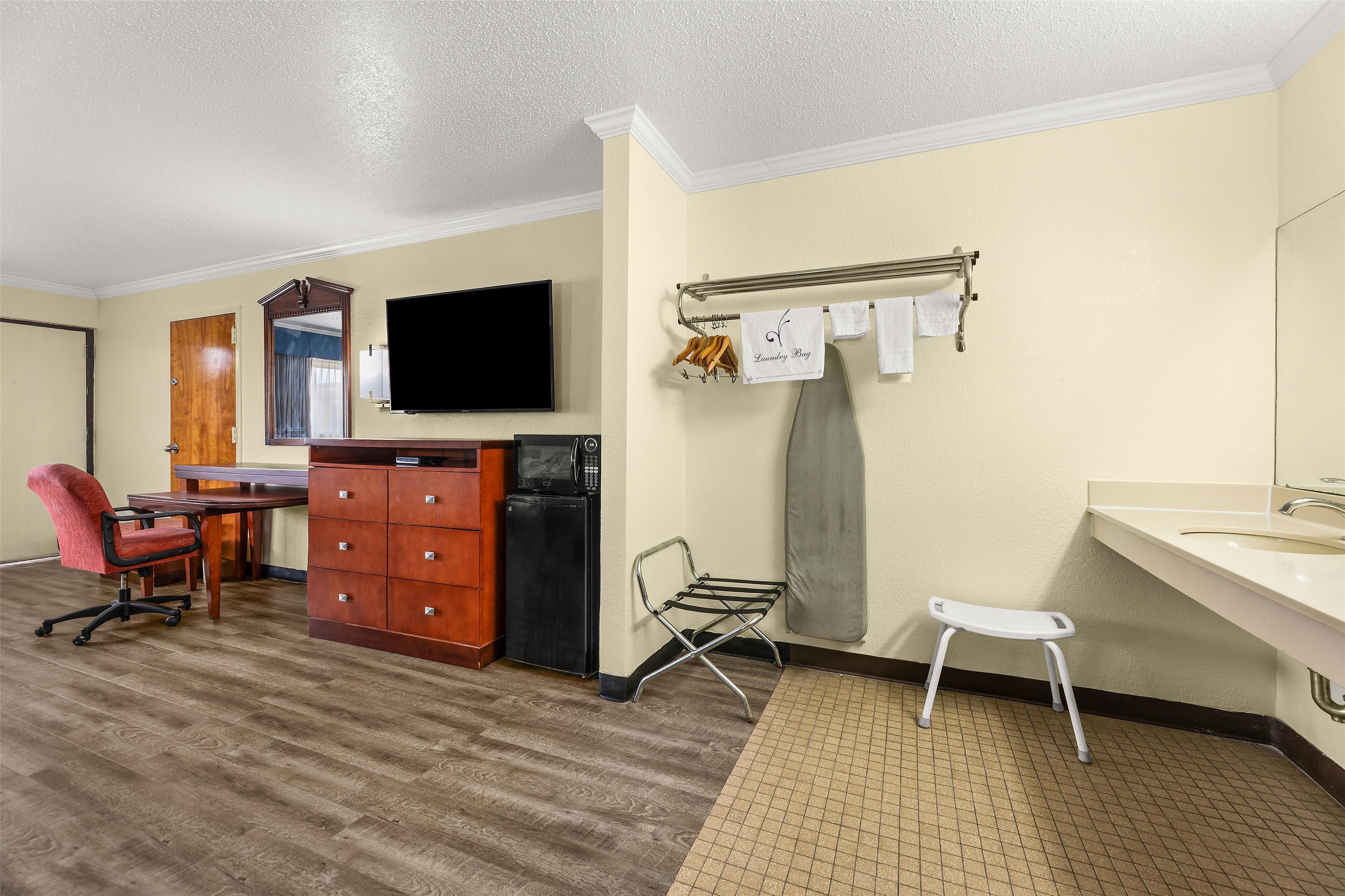 Een bureau, verduisterende gordijnen, een strijkplank/strijkijzer