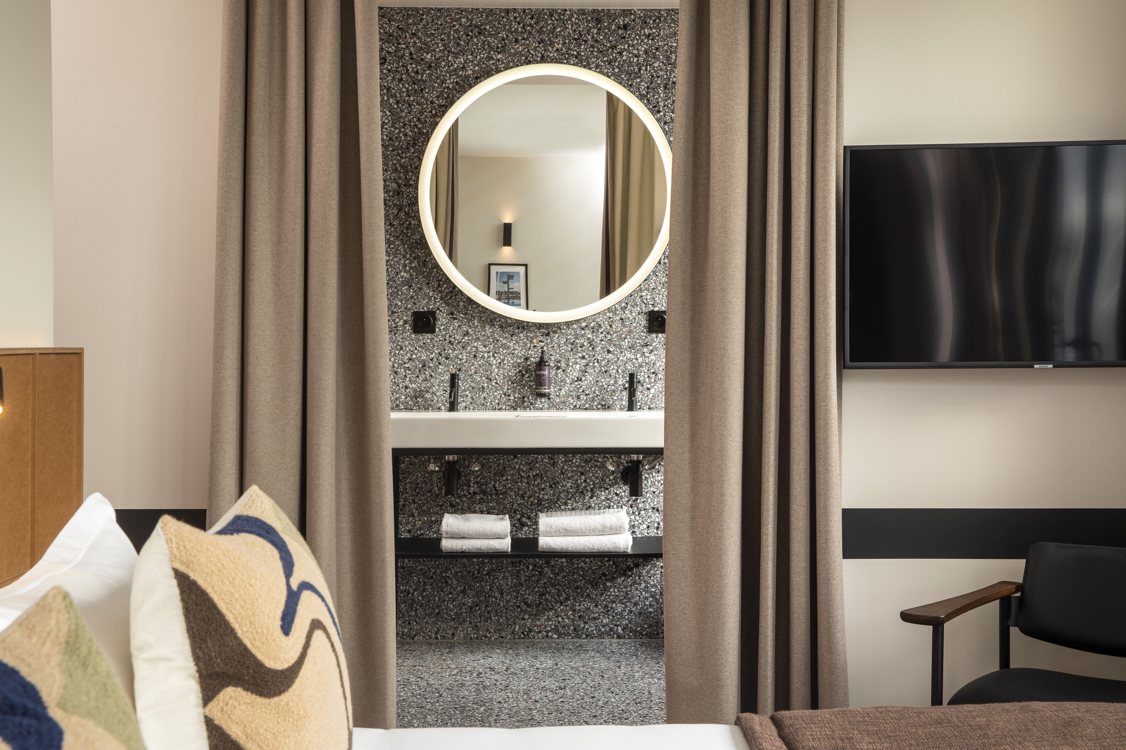 panoramic suite with jacuzzi | television