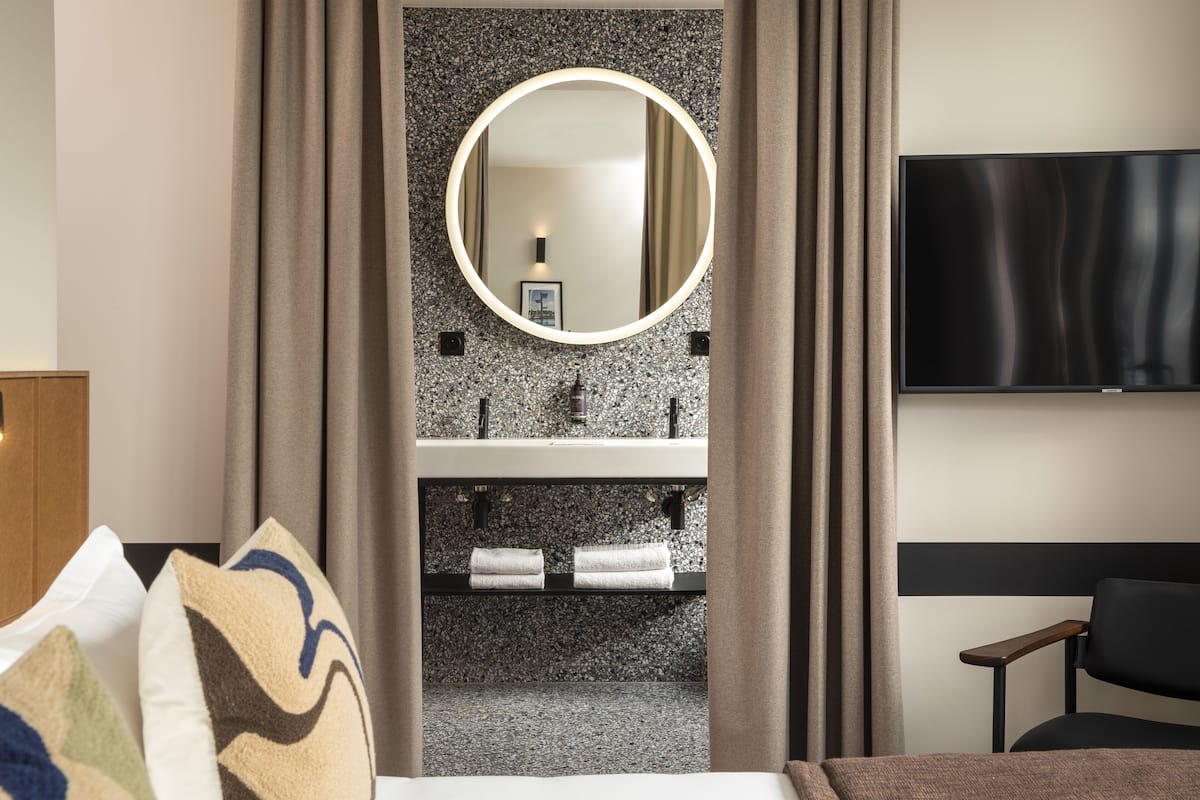 panoramic suite with jacuzzi | television