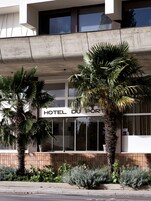 Un edificio con un letrero que dice "HOTEL DU PORT".