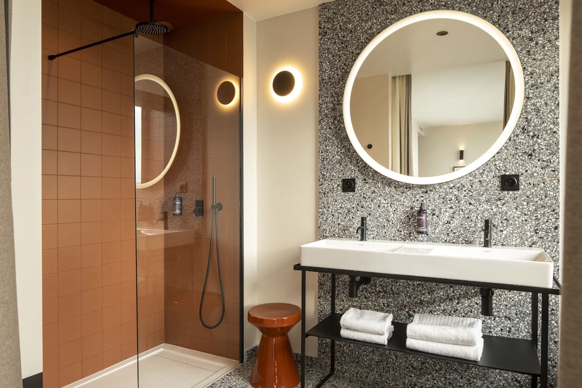 panoramic suite with jacuzzi | bathroom | free toiletries, hair dryer, towels, soap