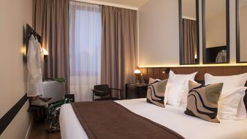 Double Room with King-Size Bed | In-room safe, desk, blackout curtains, soundproofing