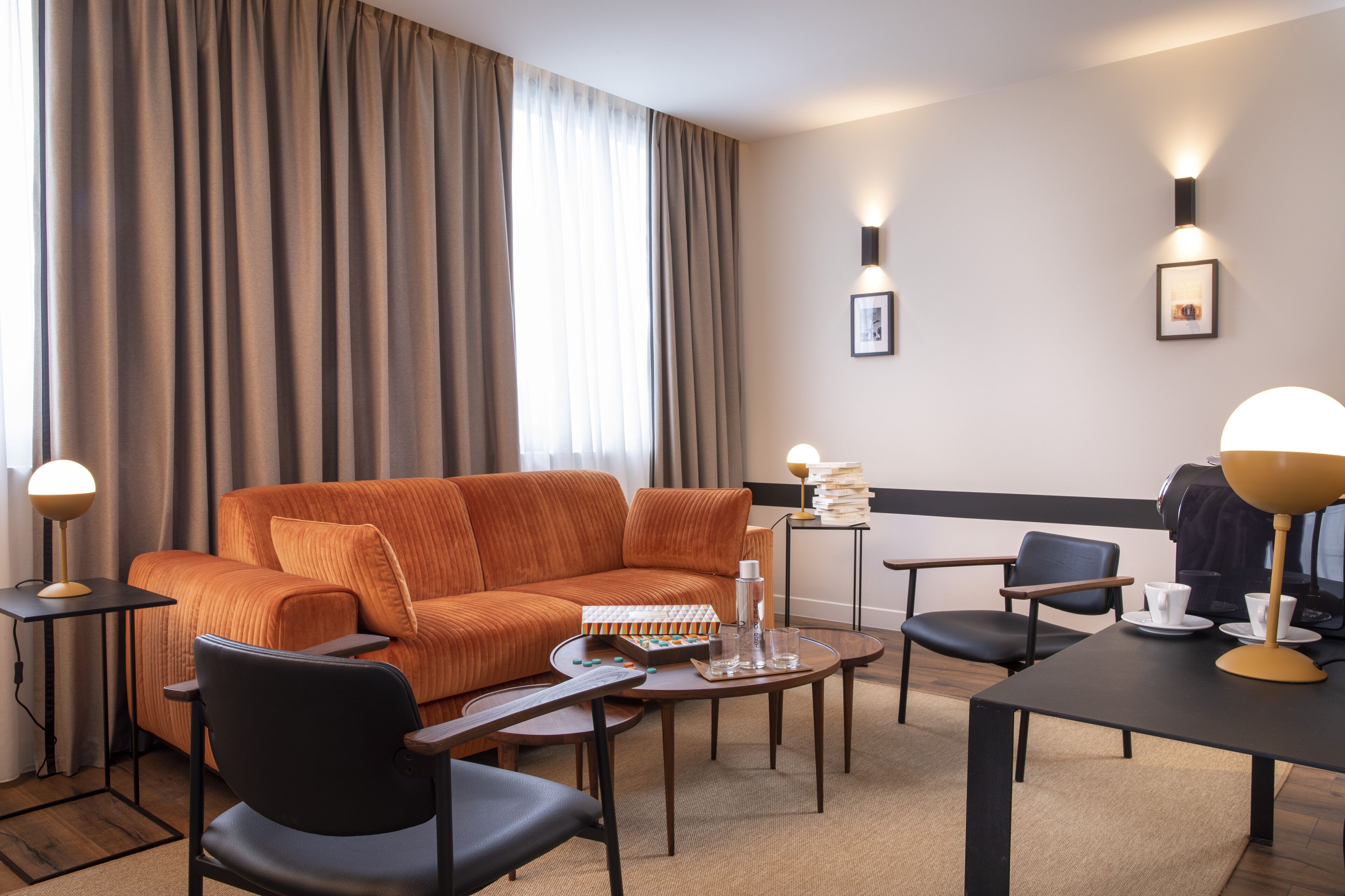 panoramic suite with jacuzzi | living area | flat-screen tv