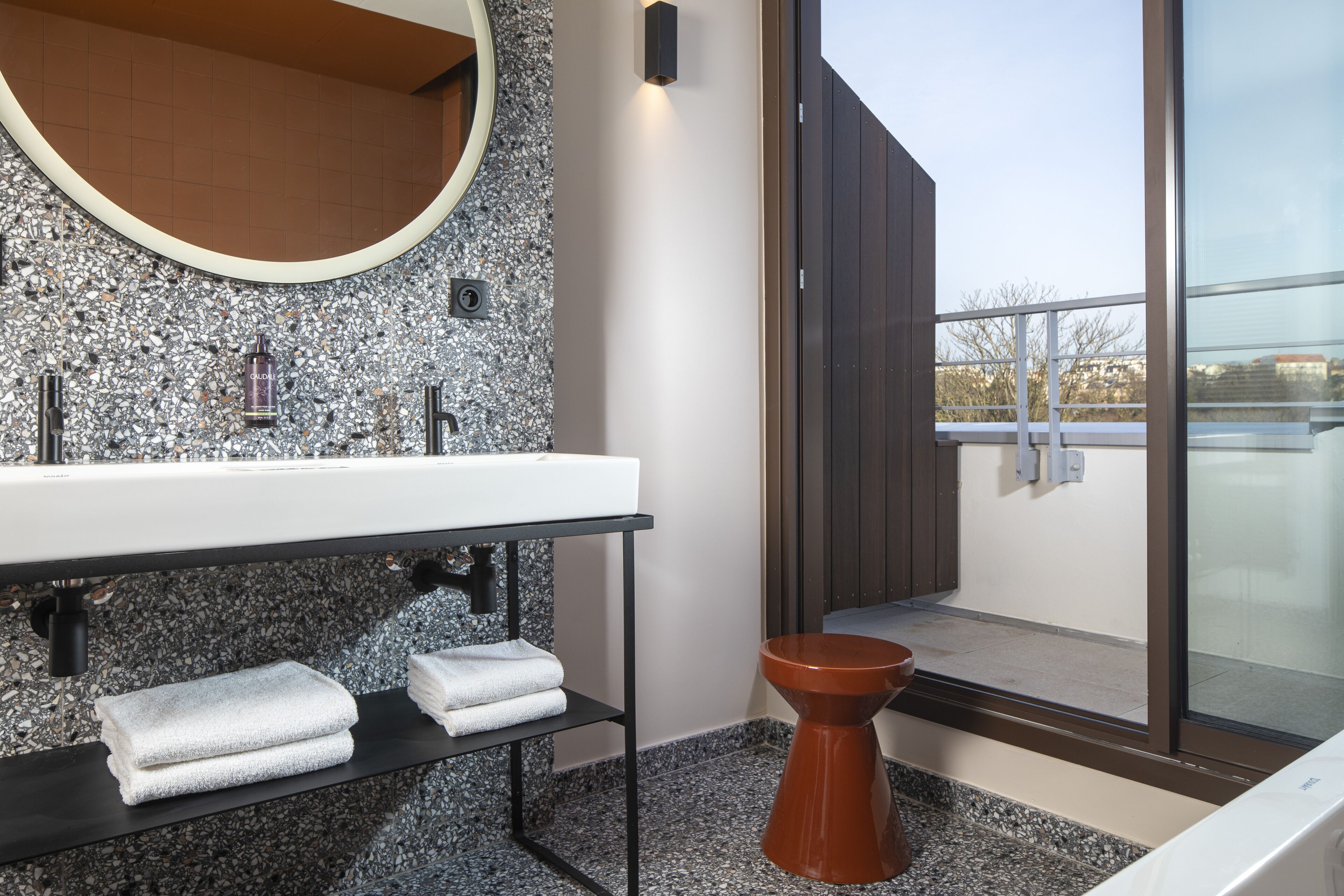 junior suite | bathroom | free toiletries, hair dryer, towels, soap