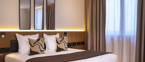 Tallelokero huoneessa, työpöytä, pimennysverhot, äänieristys