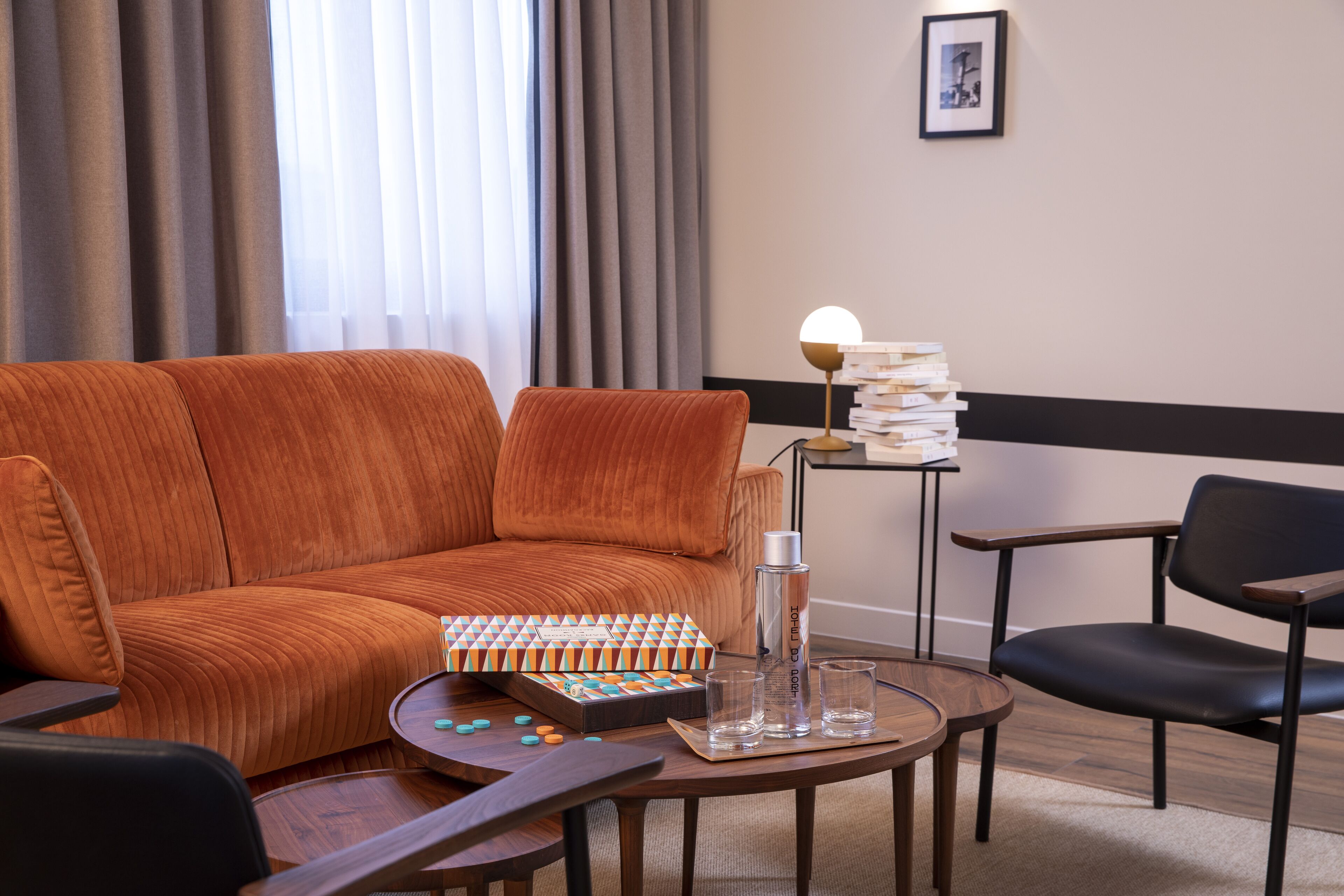 panoramic suite with jacuzzi | living area | flat-screen tv