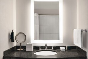 Tina con regadera y regadera con hidromasaje 