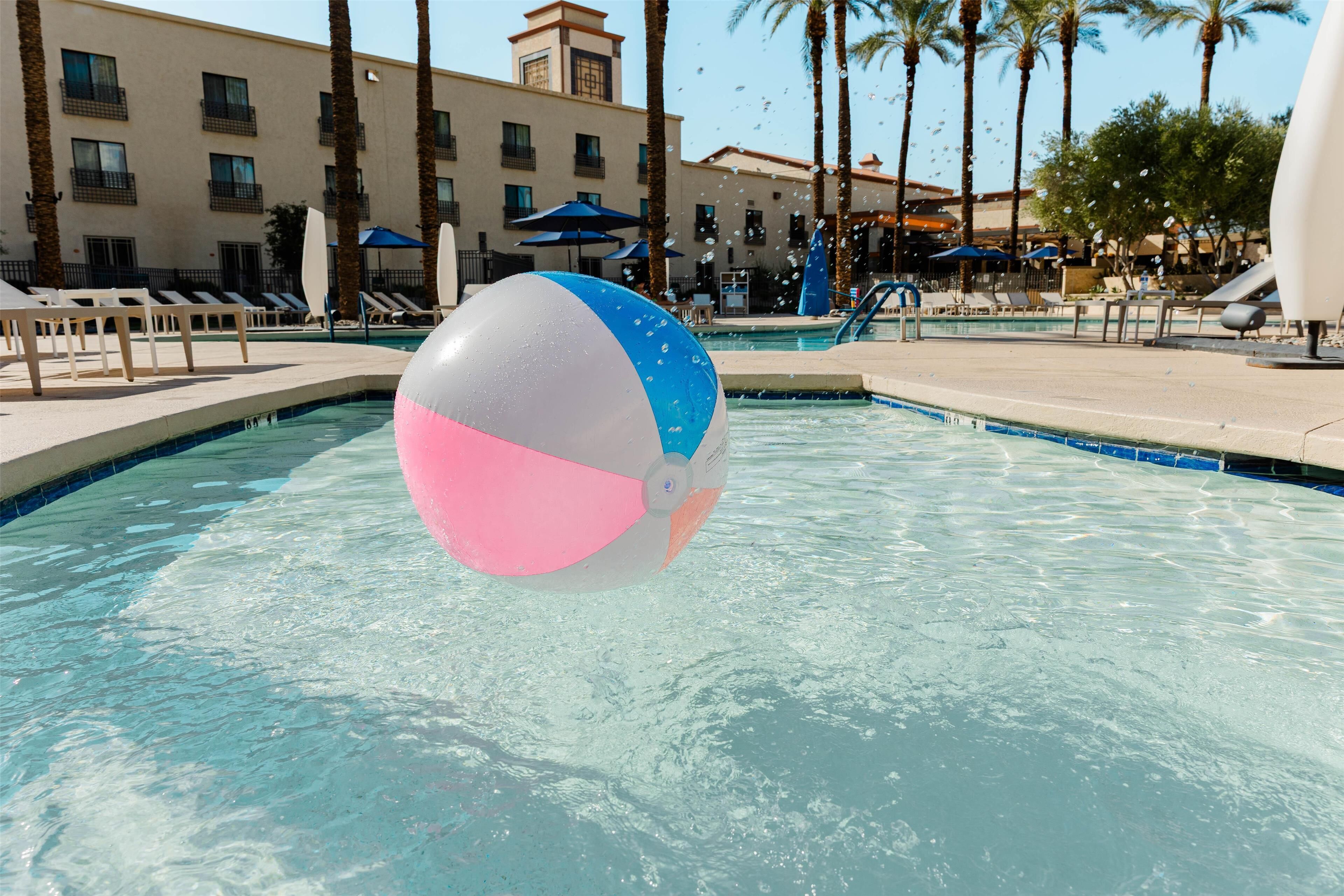 2 piscinas al aire libre, camas de piscina con cargo, sombrillas