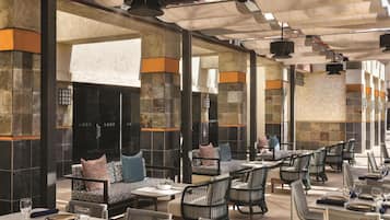 3 restaurants; breakfast, lunch and dinner served