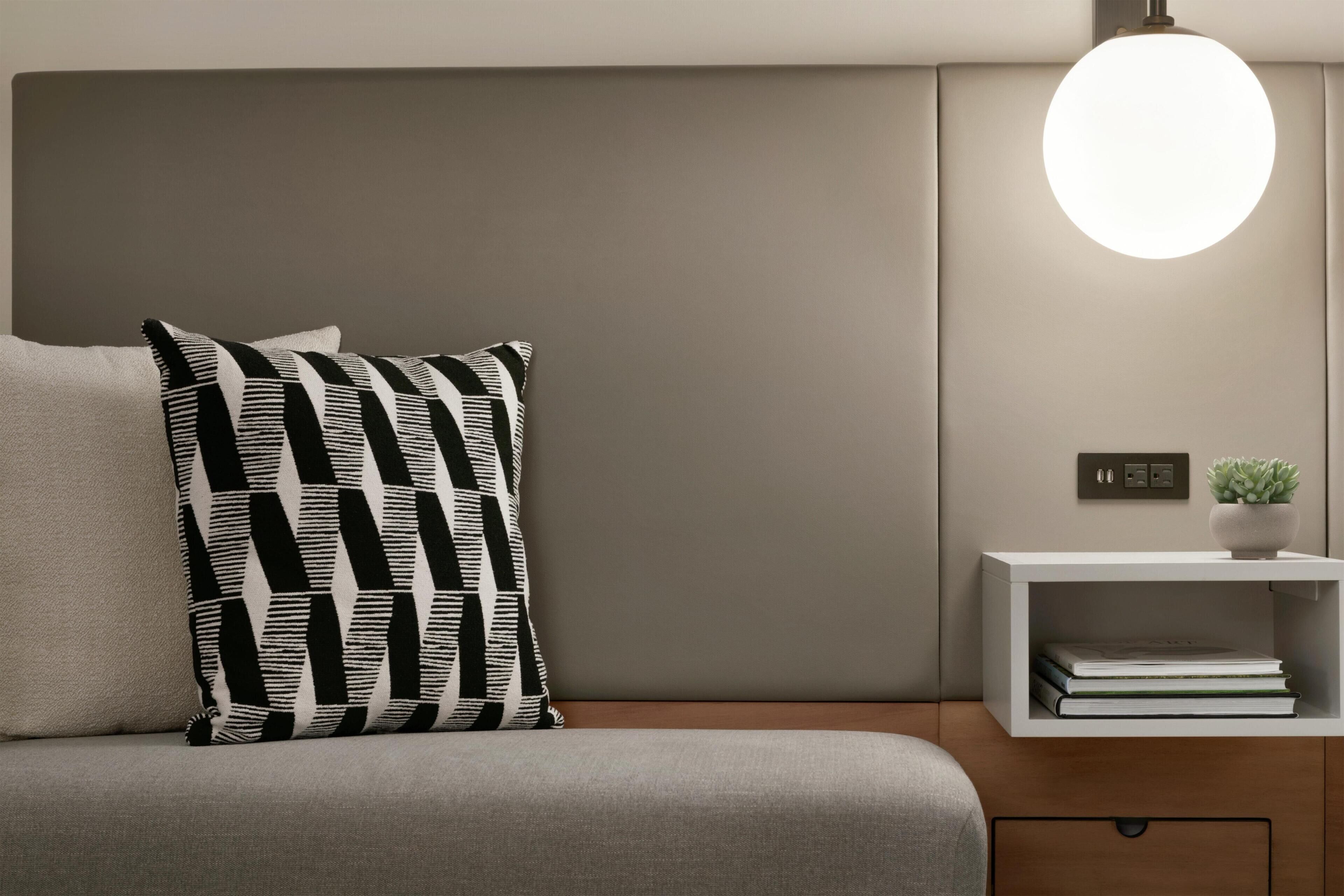 Bộ đồ giường cao cấp, nệm Tempur-Pedic, két bảo mật tại phòng, bàn 
