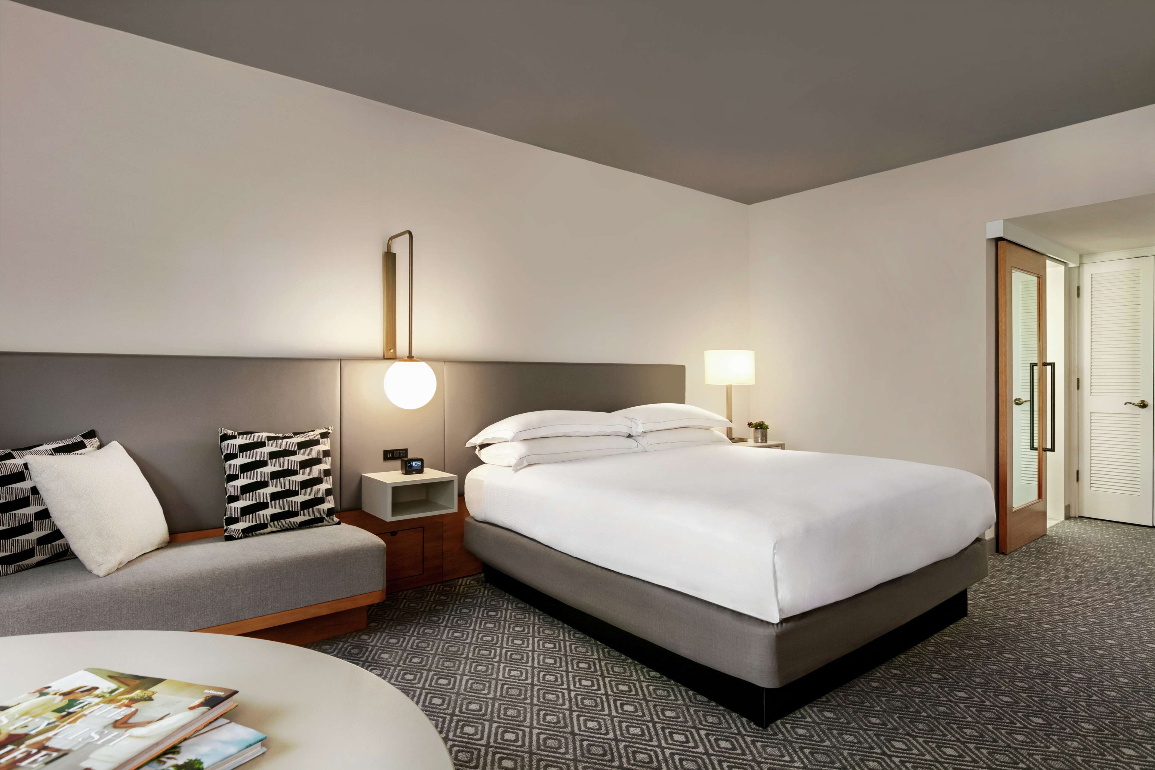 Literie de qualité, lit avec matelas Tempur-Pedic, coffre-fort, bureau