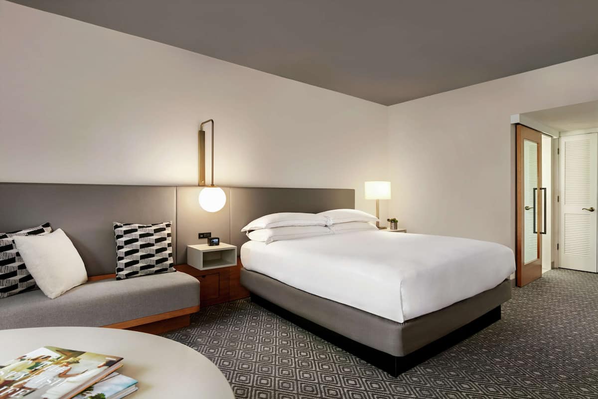 Literie de qualité, lit avec matelas Tempur-Pedic, coffre-fort, bureau