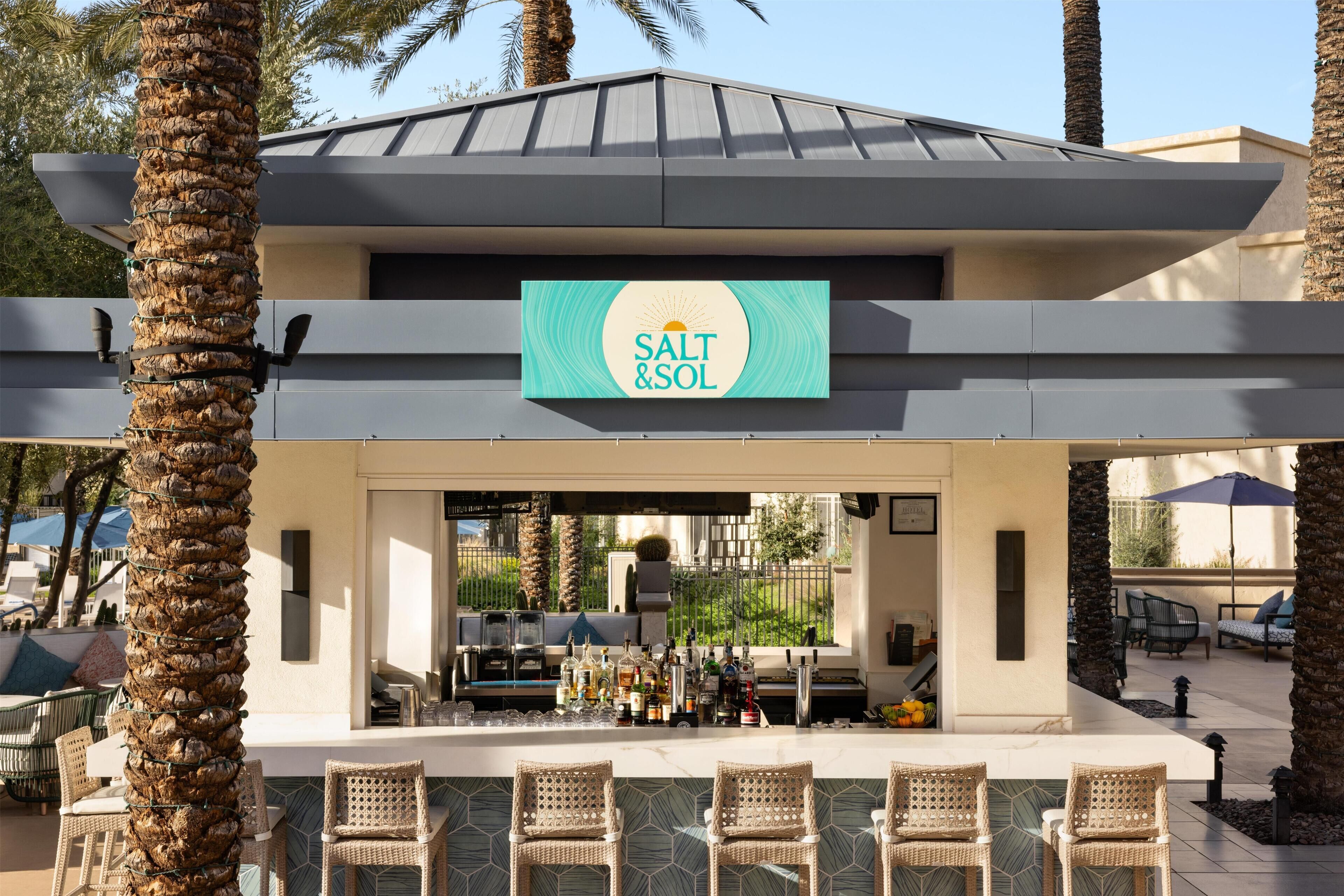 2 barer/lounger och bar vid poolen