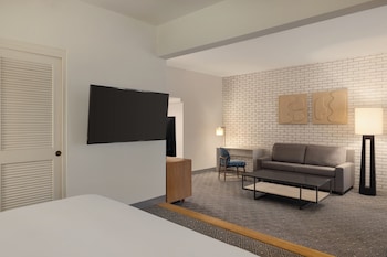 Junior Suite, 1 King Bed, Accessible | Premium bedding, Tempur-Pedic beds, in-room safe, desk at Hilton Scottsdale Resort & Villas