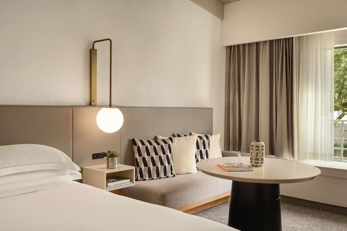 Chambre Deluxe, 1 trÚs grand lit | Literie de qualité, lit avec matelas Tempur-Pedic, coffre-fort, bureau