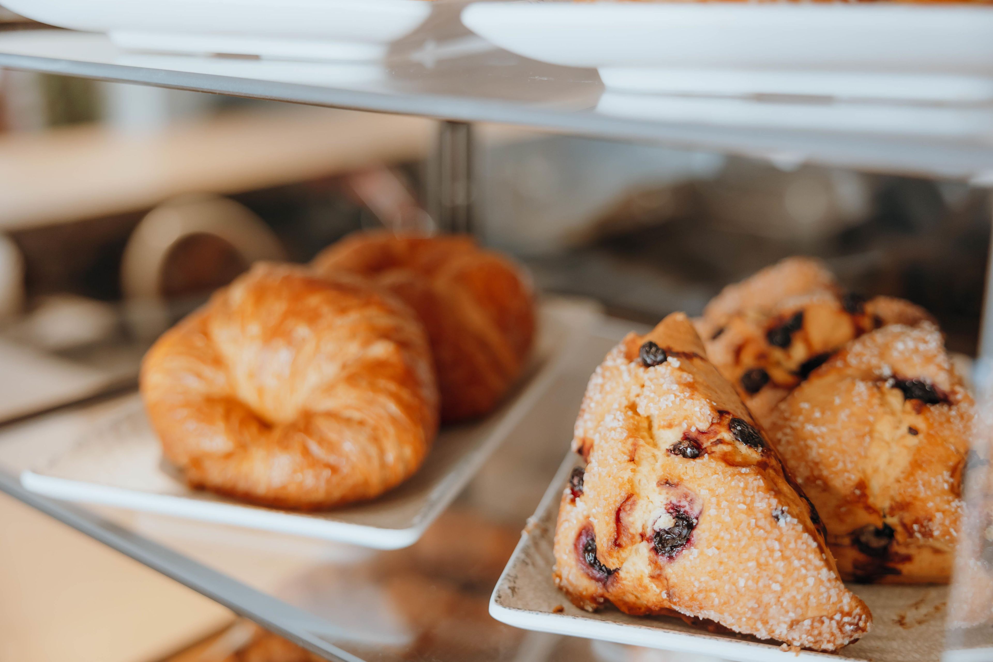 Une vitrine contenant diverses pâtisseries et pains.