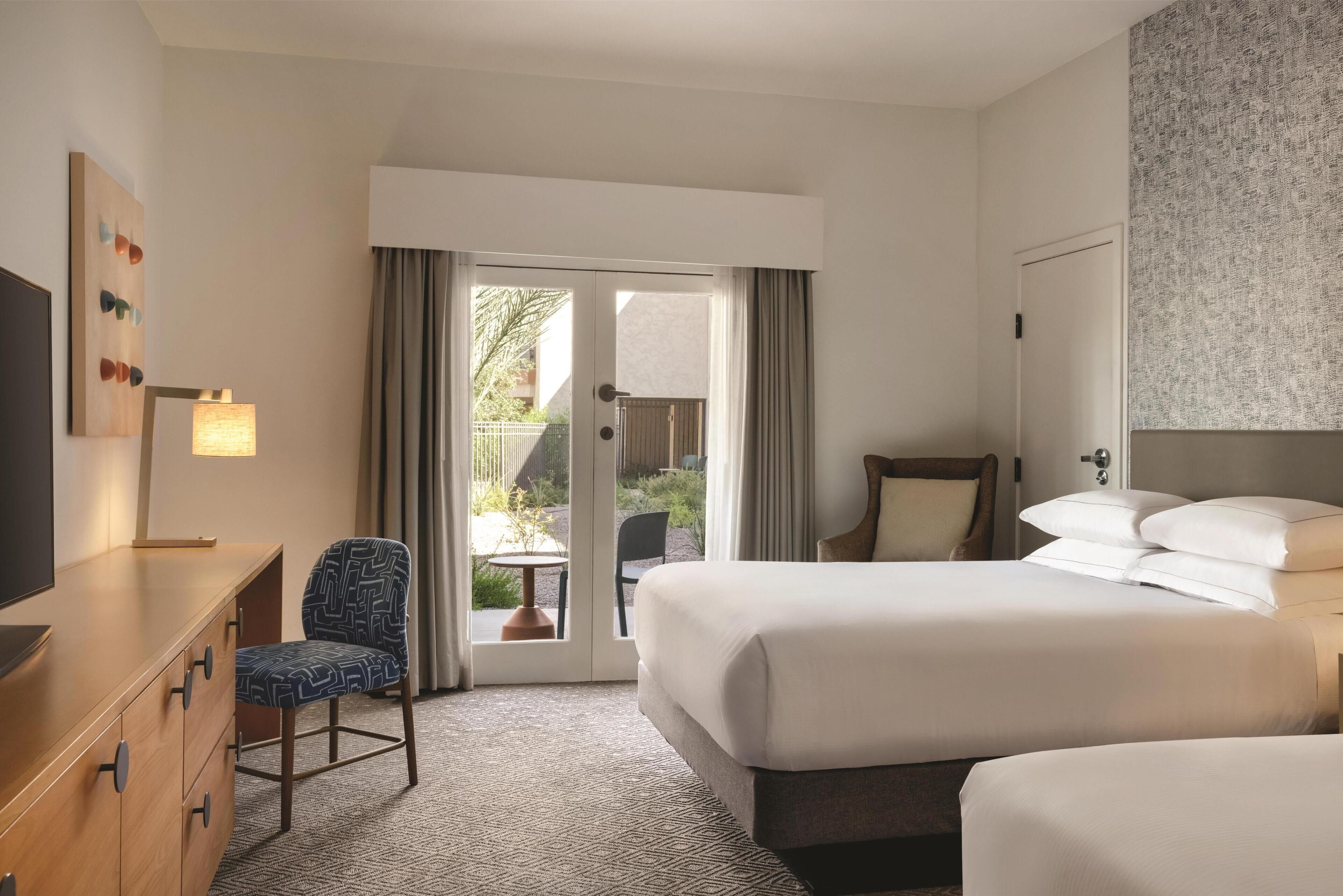 Roupas de cama premium, camas Tempur-Pedic, cofres nos quartos