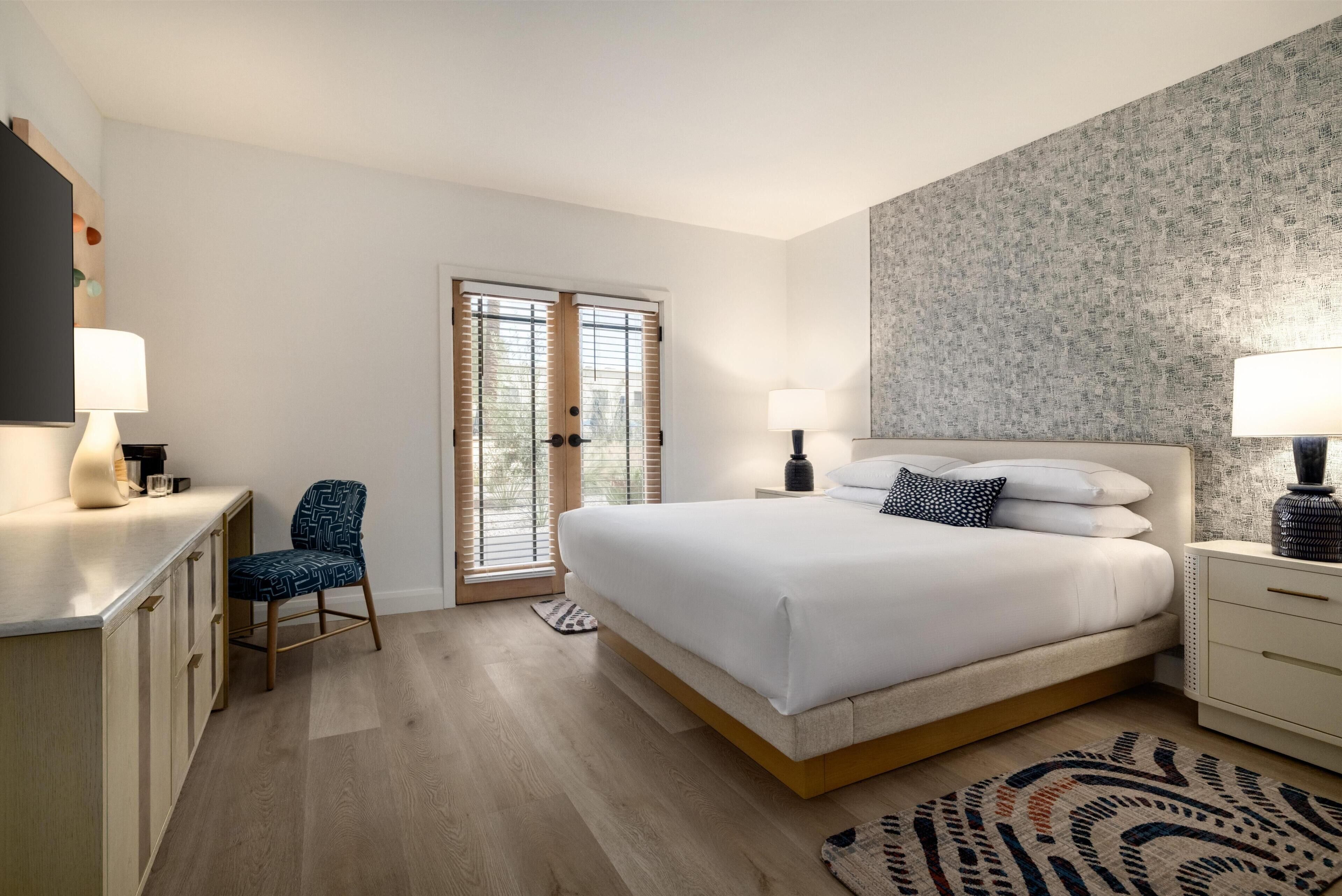 Phòng Suite Junior, 1 giường cỡ king, phù hợp cho người khuyết tật | Bộ đồ giường cao cấp, nệm Tempur-Pedic, két bảo mật tại phòng, bàn 