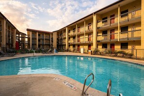 En säsongsöppen utomhuspool