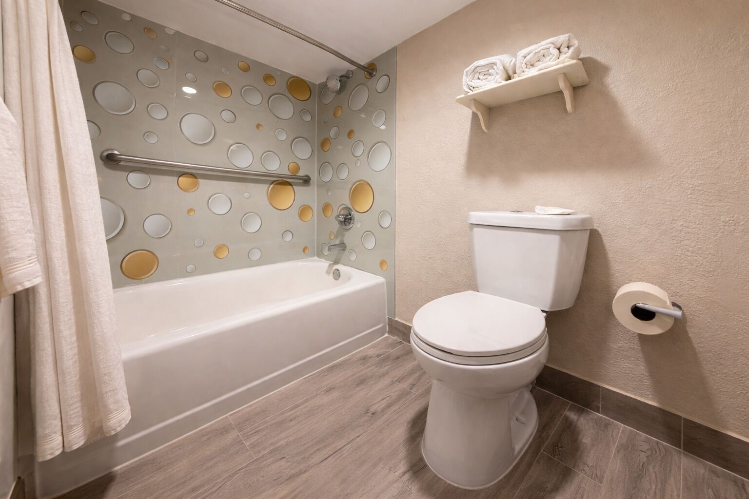 Combined shower/bathtub, free toiletries, hair dryer, towels