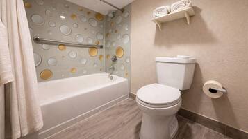 Combined shower/bathtub, free toiletries, hair dryer, towels
